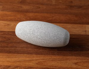 Hukka Pillow Stone: länglicher, abgerundeter Stein für die Hot-Stone-Therapie