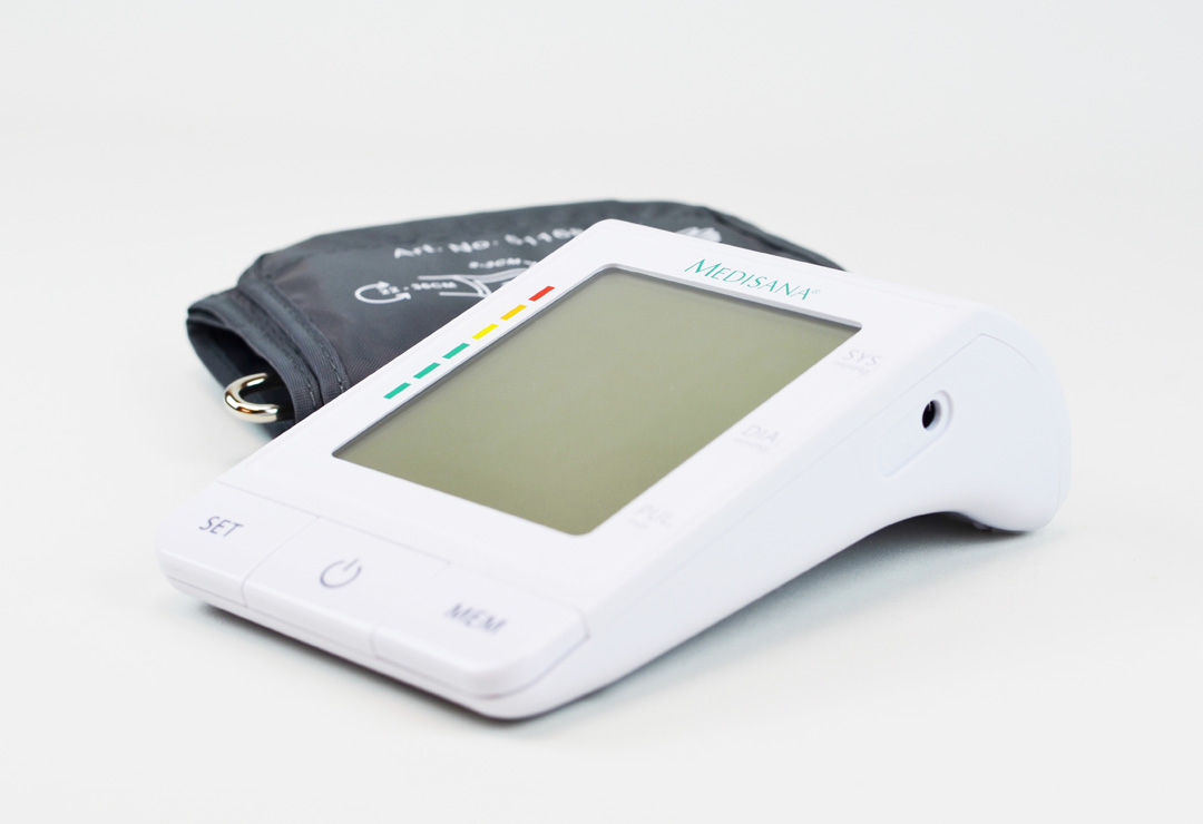 Design compatto e ultrapiatto del monitor della pressione sanguigna da braccio Medisana BU 530 connect connect
