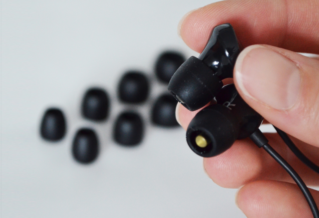 The earplugs can be easily attached to the Valkee2