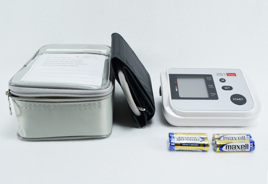 Boso Medicus Family 4 con bracciale, batterie, misuratore di pressione sanguigna e custodia