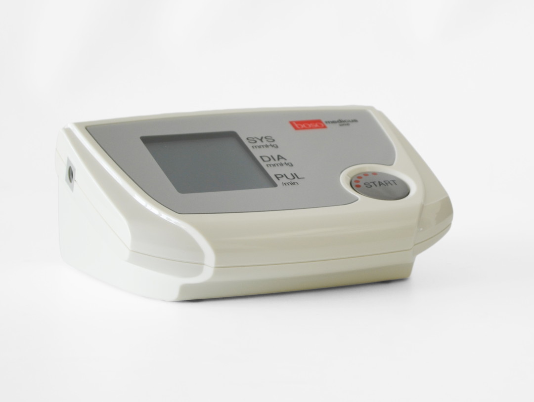 Boso Medicus Uno XL with automatic storage of the last measurement and arrhythmia detection.