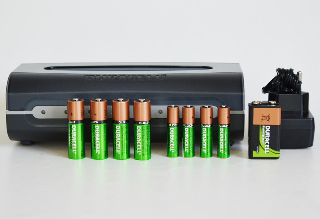 duracell_ 088313-AKKUSET_charger-and-9-batteries_lieferung.JPG