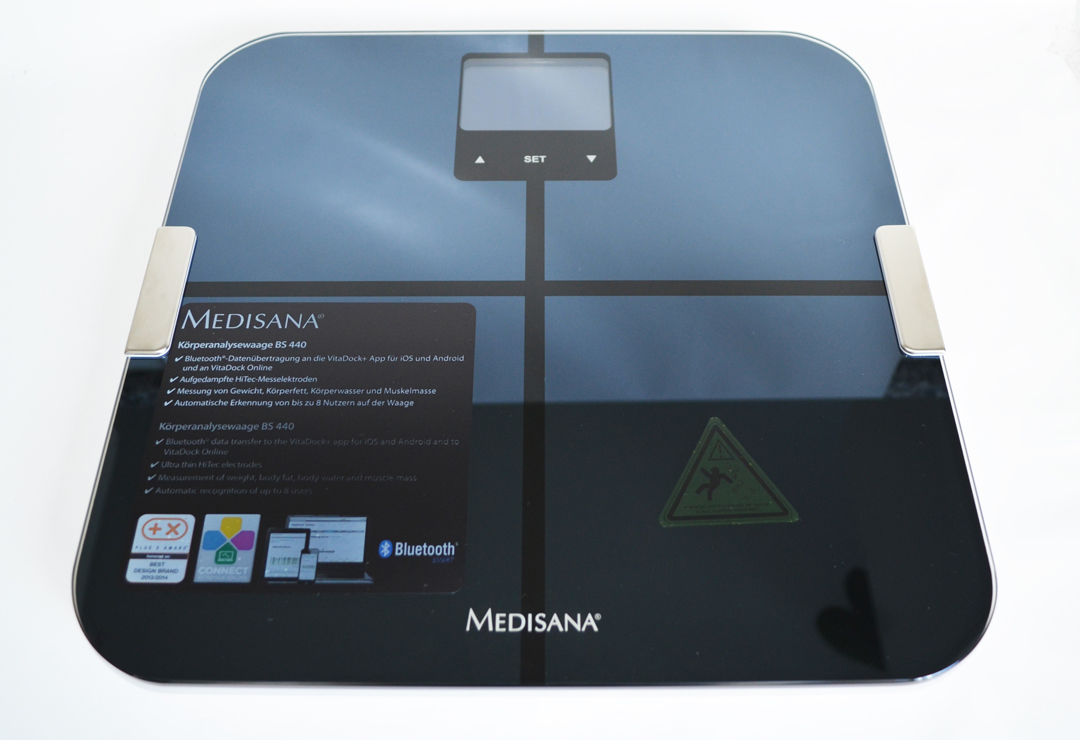 Die Medisana BS440 ist eine multifunktionelle Personenwaage mit digitaler Anzeige und flachem Design aus hochwertigem Sicherheitsglas