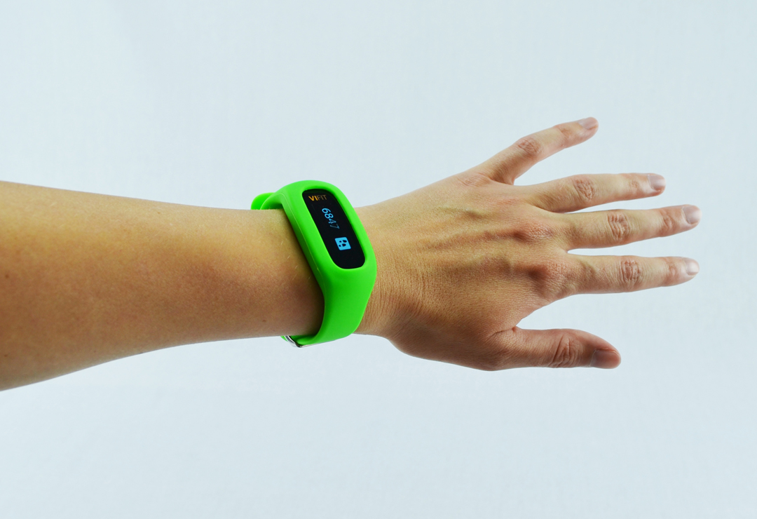 Il braccialetto verde lucido si abbina bene con il ViFit Connect nero.