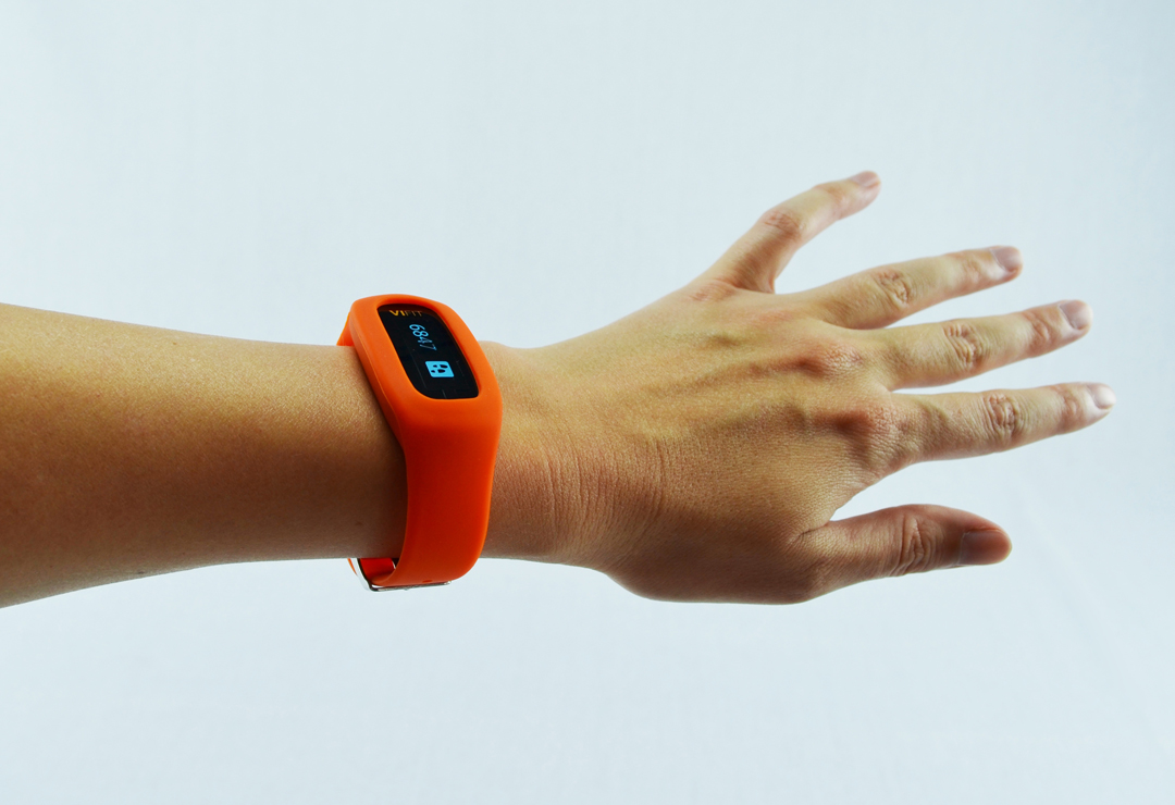 The bright orange bracelet goes well with the black ViFit Connect.