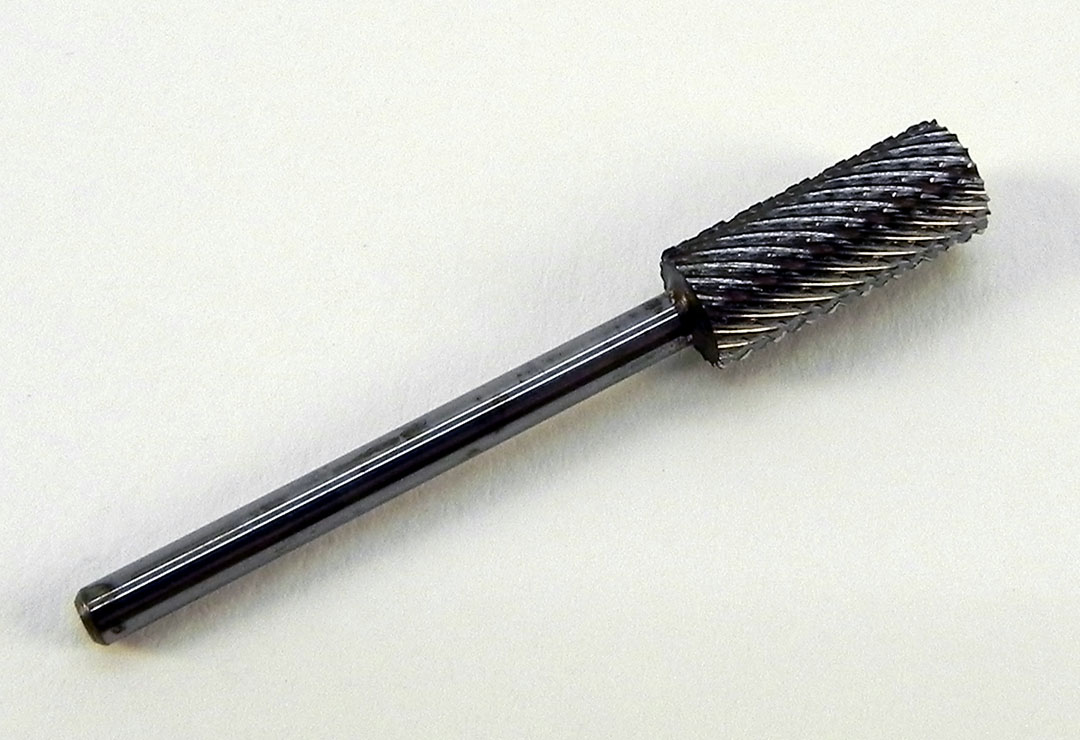 Silber-Hartmetall-Bit in Form eines kleinen Zylinders: der grobkörnige Bit lässt sich vielseitig einsetzen und erleichtert die Arbeitsschritte am Kunstnagel