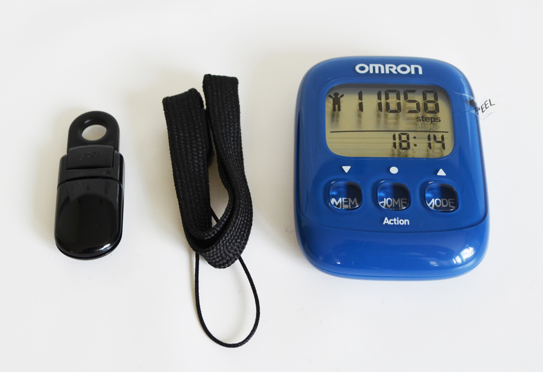 With clip and fastening tape. The Omron Walking Style 4 step counter is optimally equipped.