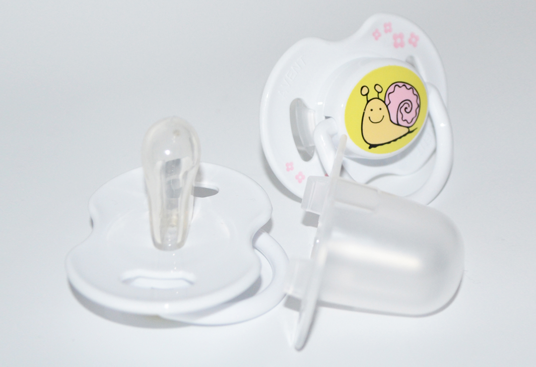 Orthodontic, collapsible and symmetrical soother 