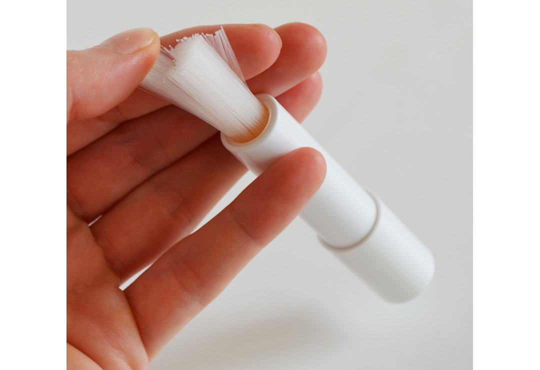 La spazzola di pulizia in nylon è particolarmente delicata sulle lame delle punte.