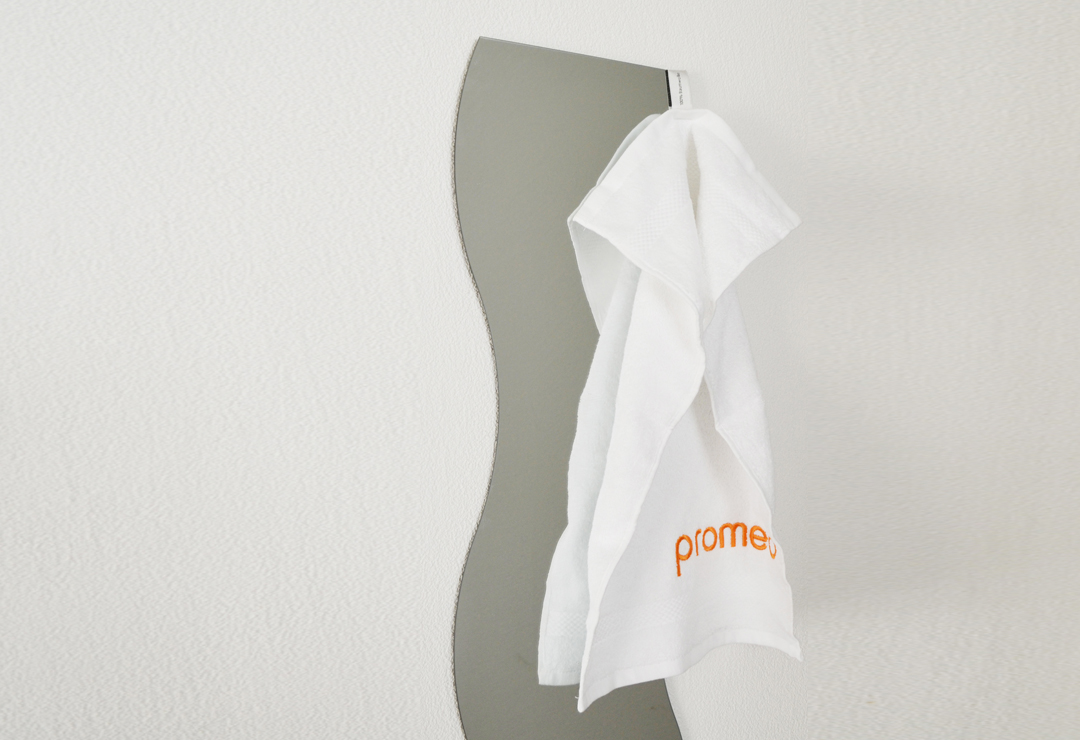 La serviette Promed mesure 30 x 50 cm.