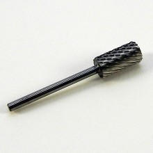 Una punta in metallo duro argento particolarmente grossa, che ha la forma di un grande cilindro per la lavorazione sulle unghie artificiali. 