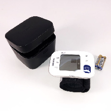 Der Omron RS4 Handgelenk-Blutdruckmesser ist ein kompaktes Gerät