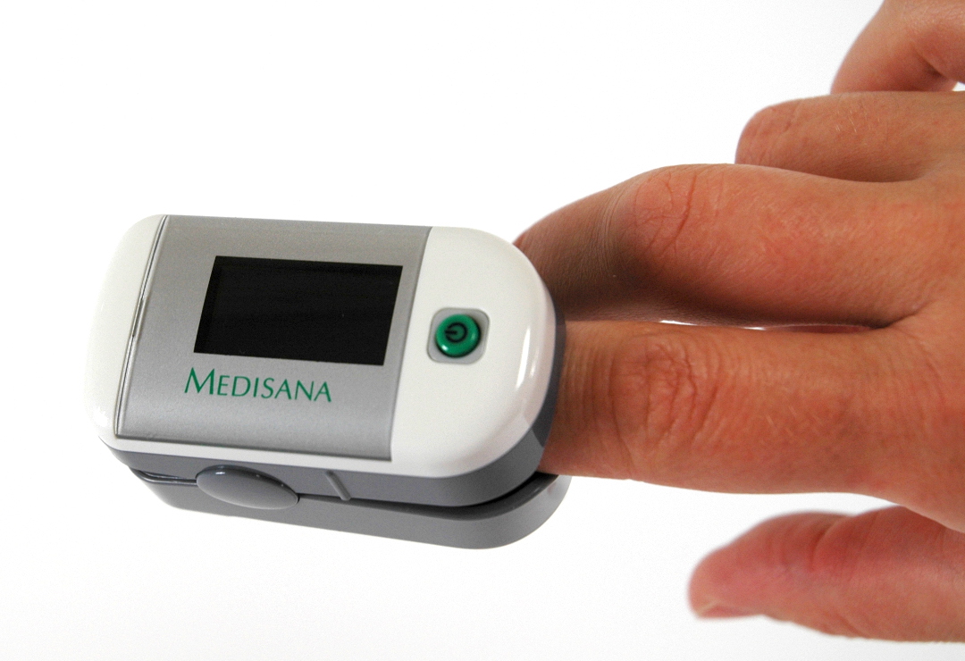 The pulse oximeter Medisana PM 100 is used to measure the oxygen content in the blood