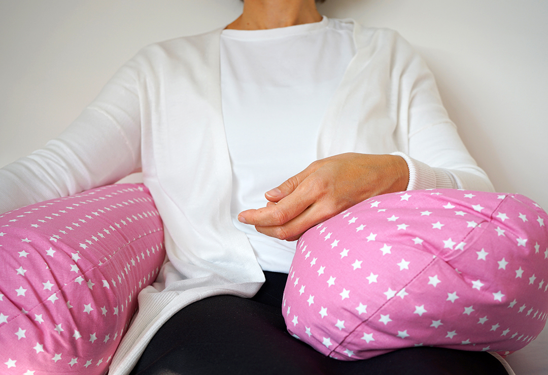 The nursing pillow with spelled chaff filling supports your position while breastfeeding