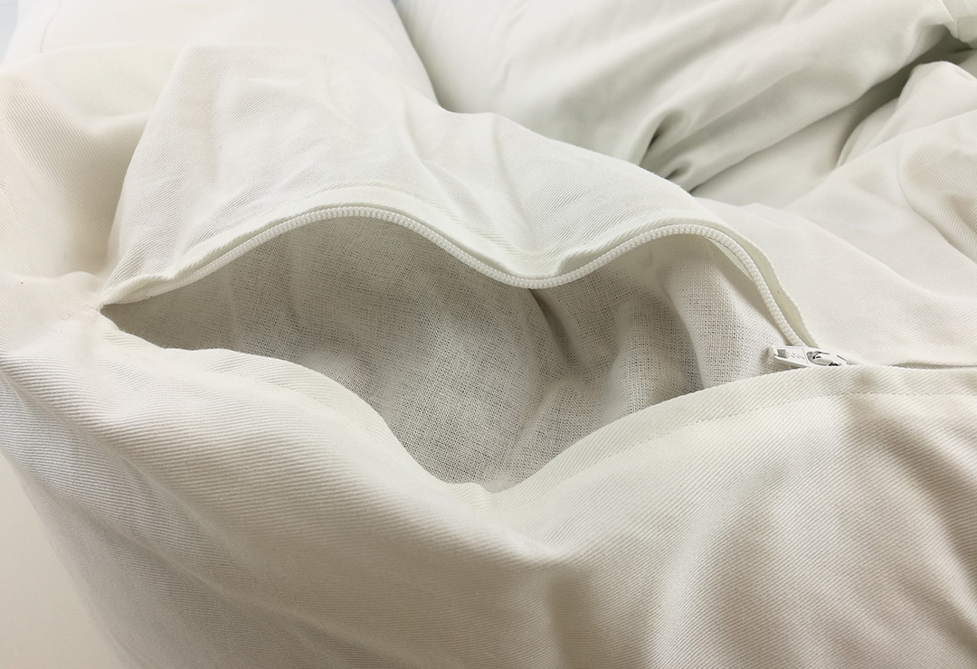 Coussin d'allaitement en paille d'épeautre avec une couverture en tissu blanc épais