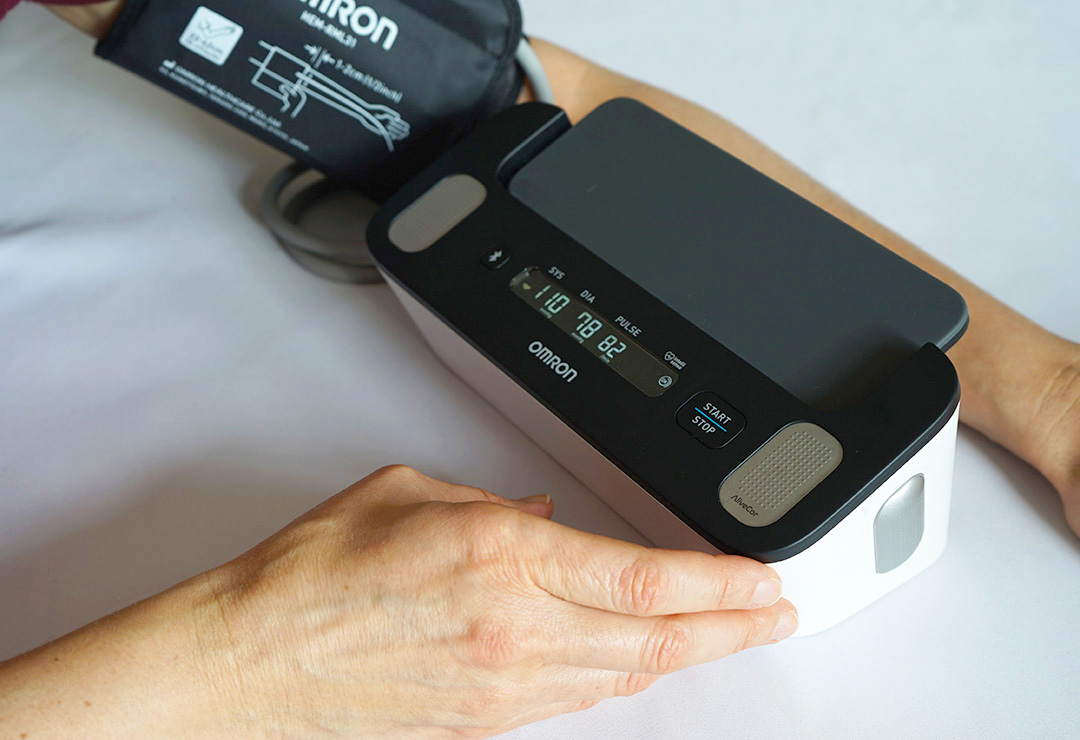 Facile misurazione della pressione sanguigna con il misuratore di pressione del braccio Omron Complete HEM-7530T-E3