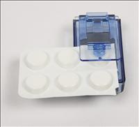Placer votre paquet de pilules enveloppées en face du trou et presser vers le bas.
